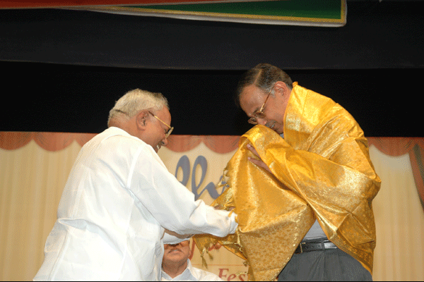 Sri.R.Seshasayee being honoured by Mudhra’s President