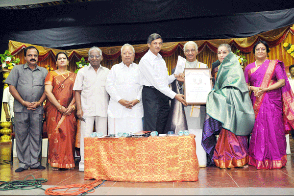 Sri.V.P.Dhananjayan and Smt. Shanta Dhananjayan being awarded the Mudhra Award of Excellence
