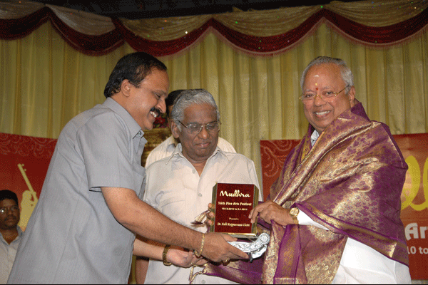 Mudhra Bhaskar honours Dr.Nalli and Sri.A.Natarajan looks on