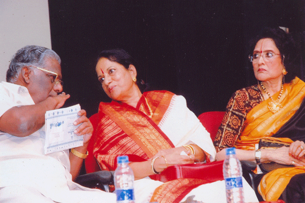 A.Natarajan discussing with the Awardee-Smt.Vani Jairam