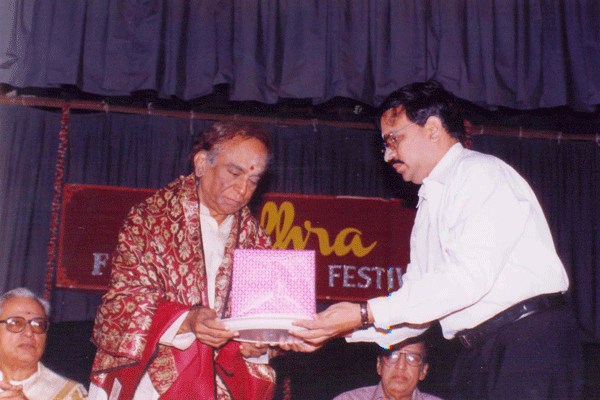 Kothandaraman presenting memento to Lalgudi Jayaraman