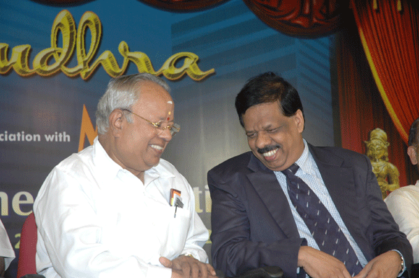 Vice−Chancellor Prof. Ramachandran with Dr.Nalli