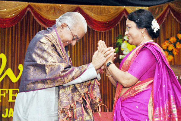 Dr.Padma Subrahmanyam greets Sri.V.P.Dhananjayan