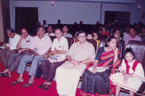 Thiruvaarur Bakthavathsalam with his family during the inauguration function