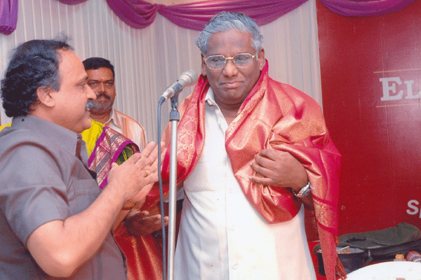 Mudhra Bhaskar honouring the Vice-President Sri.A.Natarajan
