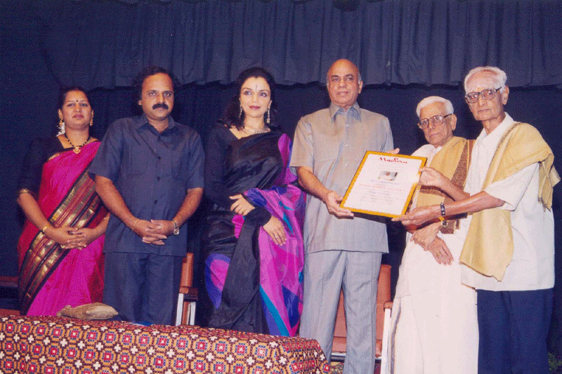 K.S.Mahadevan being honoured with Mudhra Award of Excellence. Photo from right: K.S.Mahadevan,V.S.Narasihman, Obul Reddy, Anita Ratnam, Mudhra Bhaskar & Radha Bhaskar