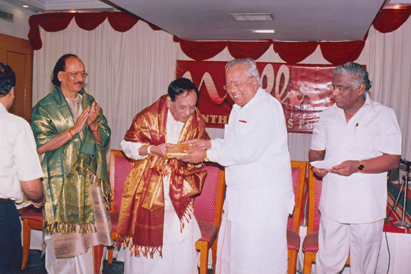 Dr.Nalli Honouring Dr.Balamuralikrishna