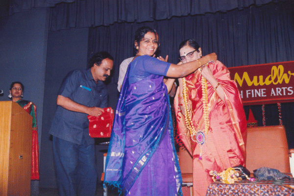 Dr.Susheela Mariappan honours Smt.Sulochana Pattabhiraman