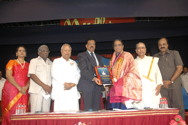 Mudhra Award of Excellence presented to Madurai T.N.Seshagopalan