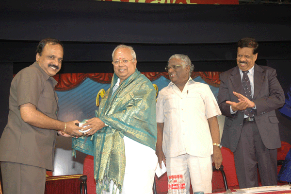 Mudhra Bhaskar Honouring Dr.Nalli Kuppuswami Chetti