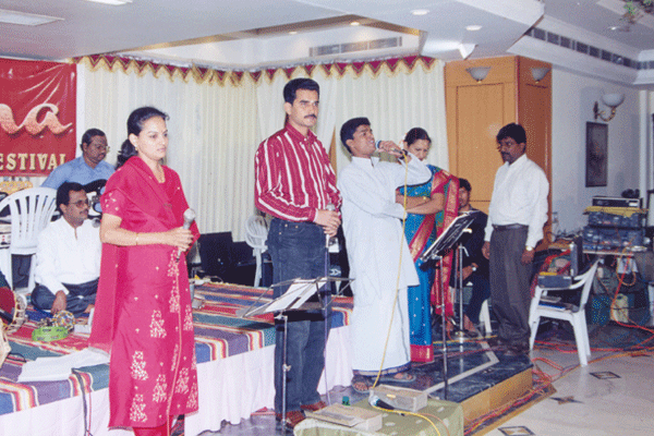 Kunnakudi Balamurali Krishna sing alapana with light music singers