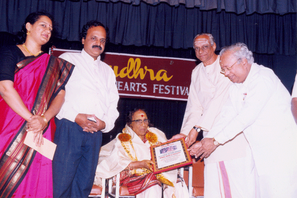Dr.Nalli presents the Mudhra Award of Excellence 2001 to Vina Vidushi Smt.Vidhya Shankar