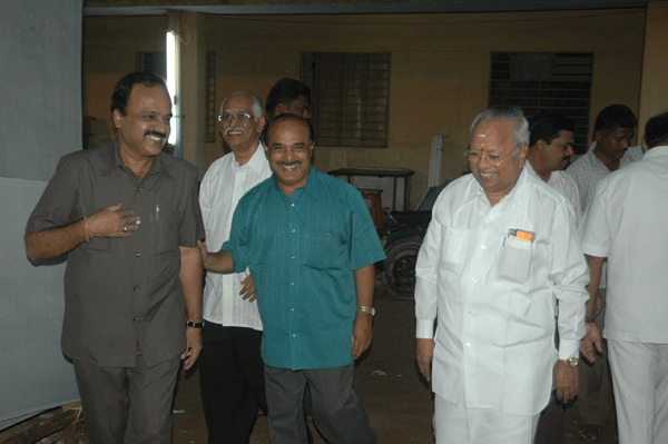Receiving Dr.Nalli, Mudhra’s president and Kalaimamani Yoga photographer