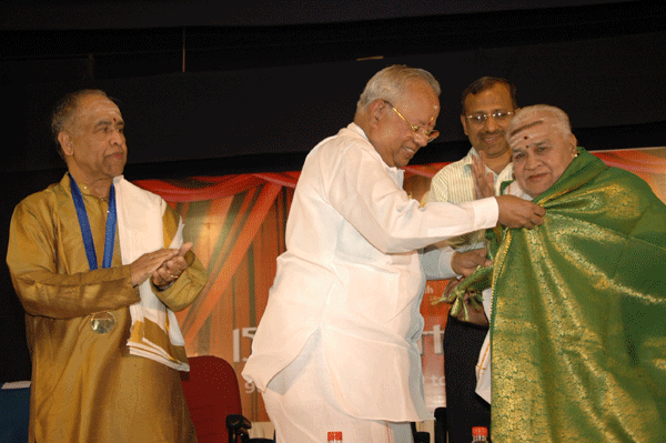 Nalli honouring Vinayakram