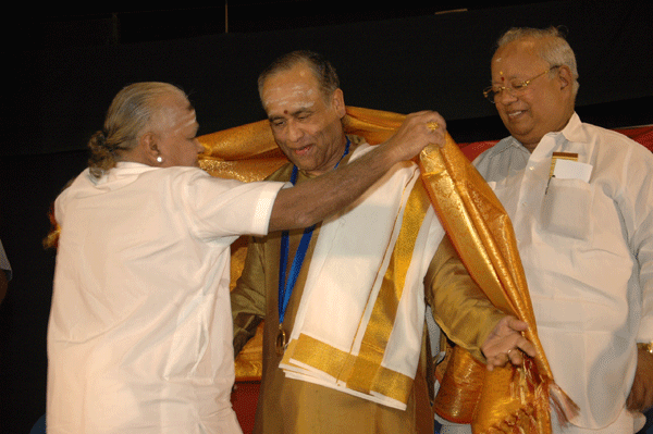 Vinayakram honouring Trichy Sankaran
