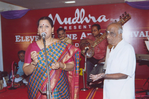 Light Classical Concert of Veteran Music Director L.Krishnan – Dr.Radha singing L.Krishnan compositions