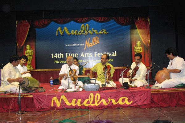 Violin Trio by V.V.Subramaniam, V.V.S.Murari, V.V.Ravi − Tiruvarur Bakthavatsalam and Thirupanithura Radhakrishnan