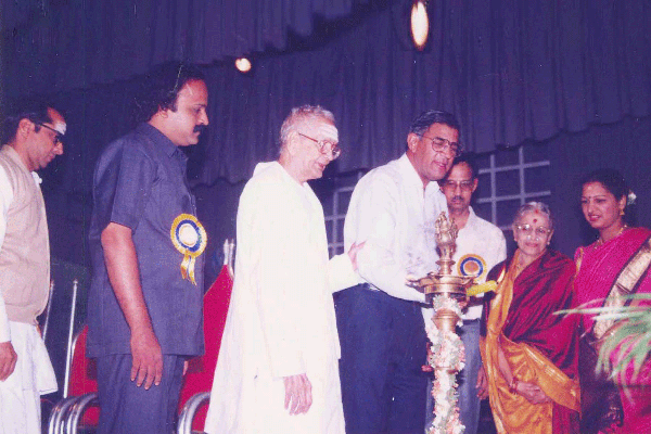 Mr.Suresh Krishna joins in lighting the kuthuvillakku