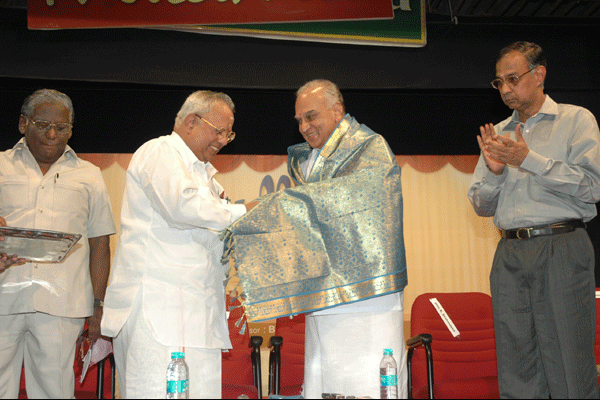 Dr.Nalli honouring Dr.Vanavarayar