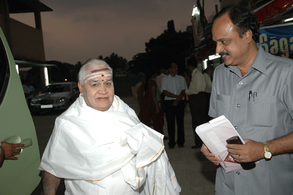 Mudhra Bhaskar receiving Vikku Vinayakram
