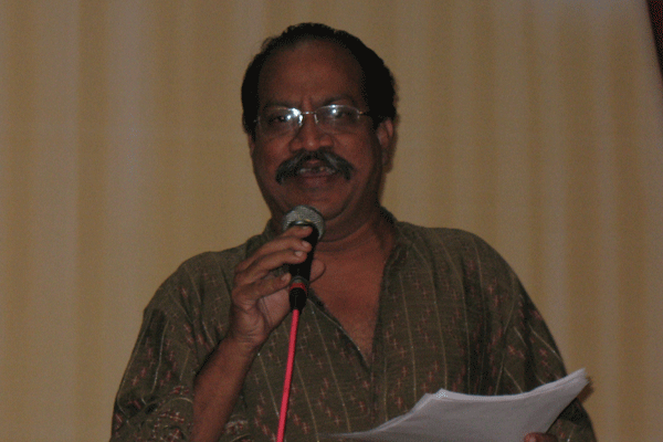 Gnani conducting the quiz in theatre and cinema