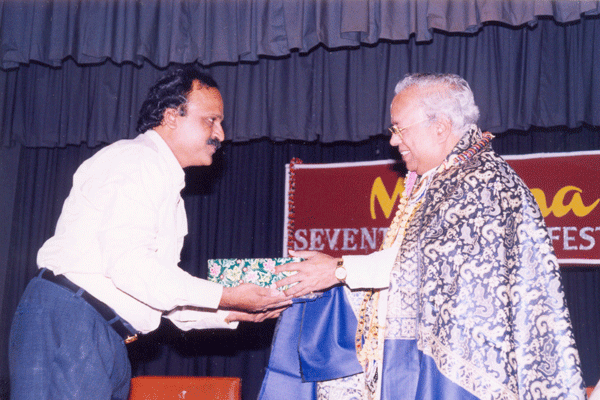 Mudhra Bhaskar honours Dr.Nalli, President, Mudhra