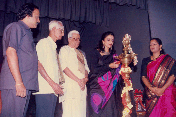 Anita Ratnam lighting the Kuthuvillakku