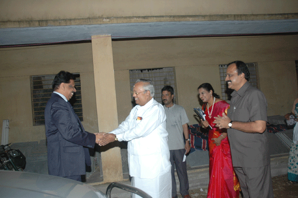 Receiving the Chief Guest Vice chancellor Prof.Ramachandran