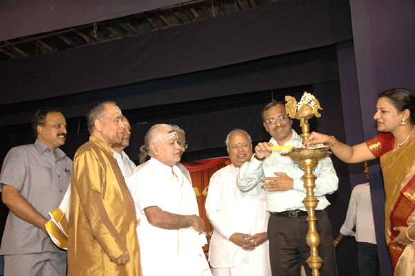 Mr.Thenappan inaugurates by lighting the Kuthuvalakku