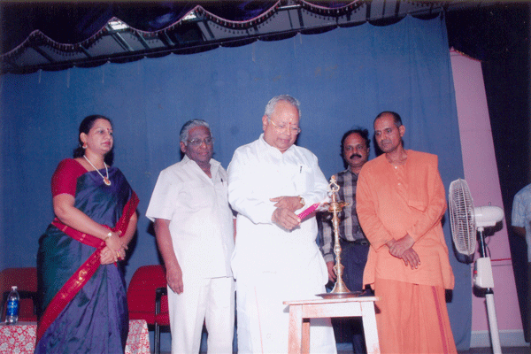 Dr.Nalli Kuppuswami Chetti inaugurating the first drama festival in 2006 at Infosys Hall, RKM School campus, Bazullah Road, T.Nagar, Chennai.