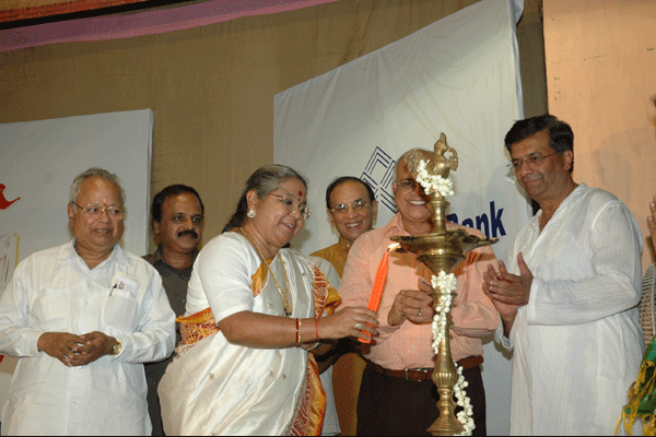 Poojayashri Prof. Prema Pandurang lighting the kuthuvilakku