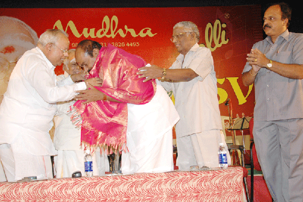 Dr.Nalli greets the minister with a shawl