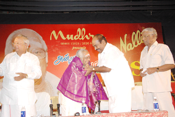 MSV being honoured with a Shawl