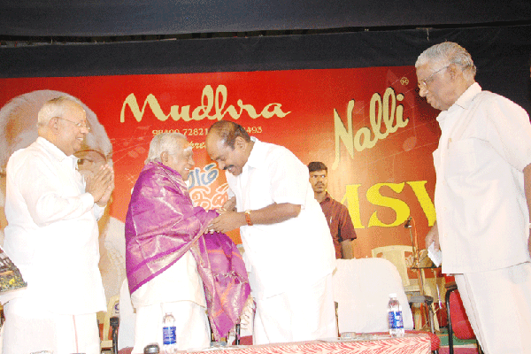 Minister greeting MSV after the award ceremony