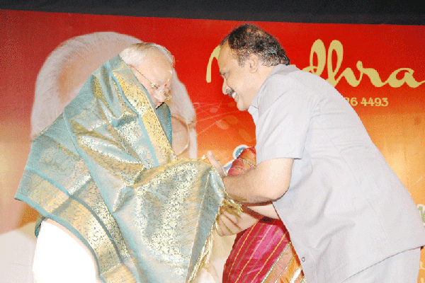 Mudhra Bhaskar honours Dr.Nalli