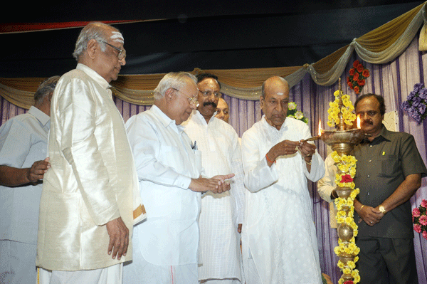 Dr.N.Ramani joins the lighting of kuthuvillakku