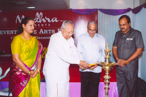 Dr.Nalli lights the Kuthuvillakku