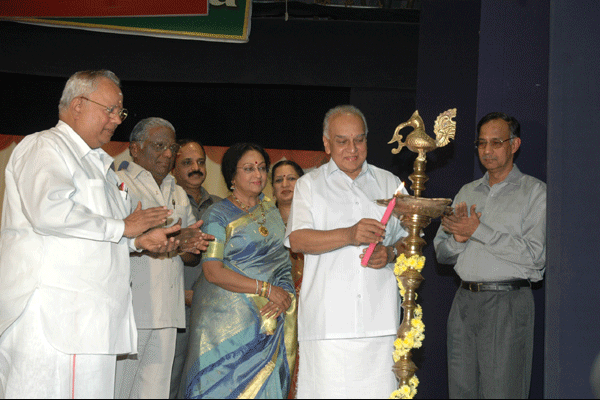 Dr. B.K.Krishnaraj Vanavarayar, Chairman, Bharatiya Vidya Bhavan, Coimbatore lights the Kuthuvillaku and inaugurates the 13th Fine Arts Festival at Infosys Hall, Ramakrishna Mission School Campus, 71, Bazullah Road, T.Nagar, Chennai - 17