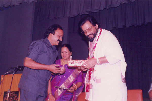 Mudhrabhaskar honouring Dr.KJY-1