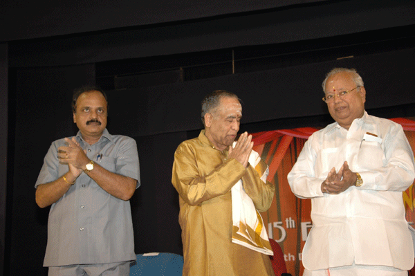 Trichy Sankaran receiving the applause from the audience
