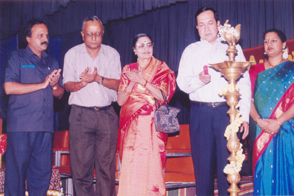 N.Ram of Hindu lights the Kuthuvillakku and inaugurates Sixth Fine Arts Festival of Mudhra