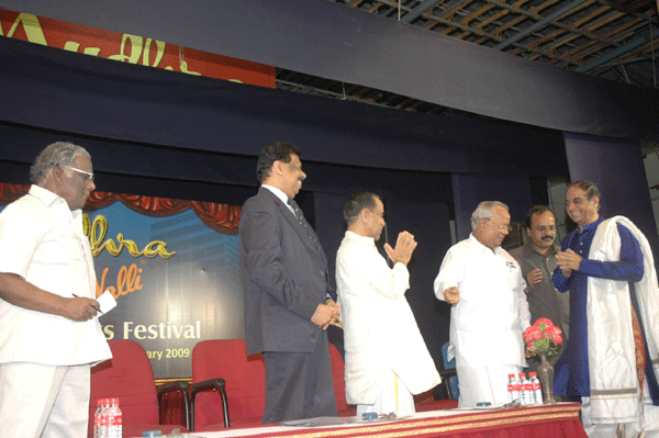 Welcoming T.N.Seshagopalan on stage