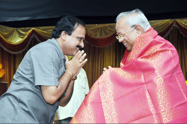 Mudhra Bhaskar honours Dr.Nalli