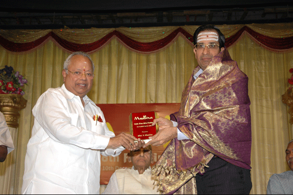 Sri.V.Shankar being honoured by Dr.Nalli, The President of Mudhra