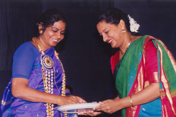 Dr.Radha Bhaskar presents memento to Dr.Susheela Mariappan