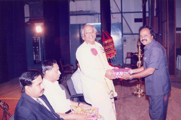 Mudhra Bhaskar honouring the Chief Guest