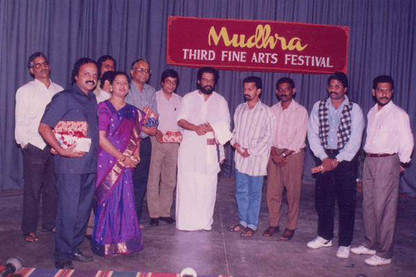 A group photo with the organizers and fans after the inauguration