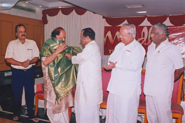 Balamuralikrishna honouring TVG