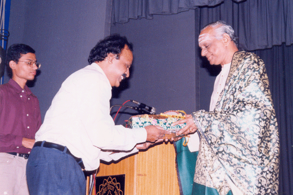 Mudhra Bhaskar honours R.Krishnaswamy