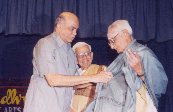 Obul Reddy honouring the art critic K.S.Mahadevan